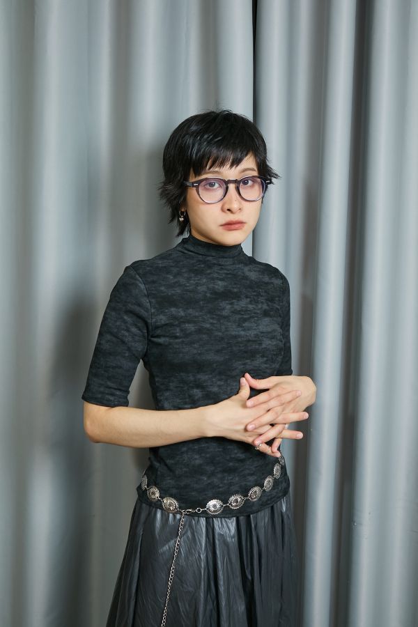 黑灰色水墨感渲染五分短袖微高領上衣(黑色) 