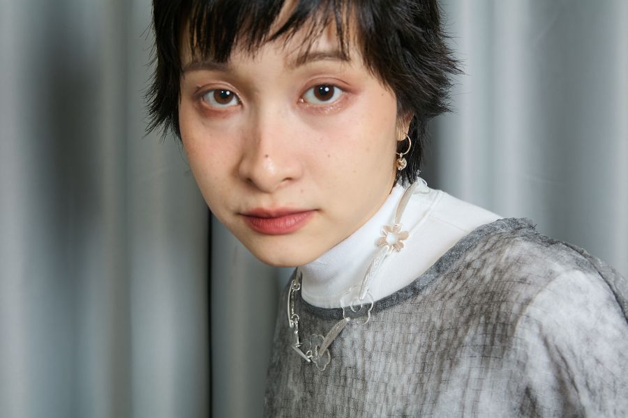 銀色髮絲紋路霧面金屬拼接透明花花項鍊 