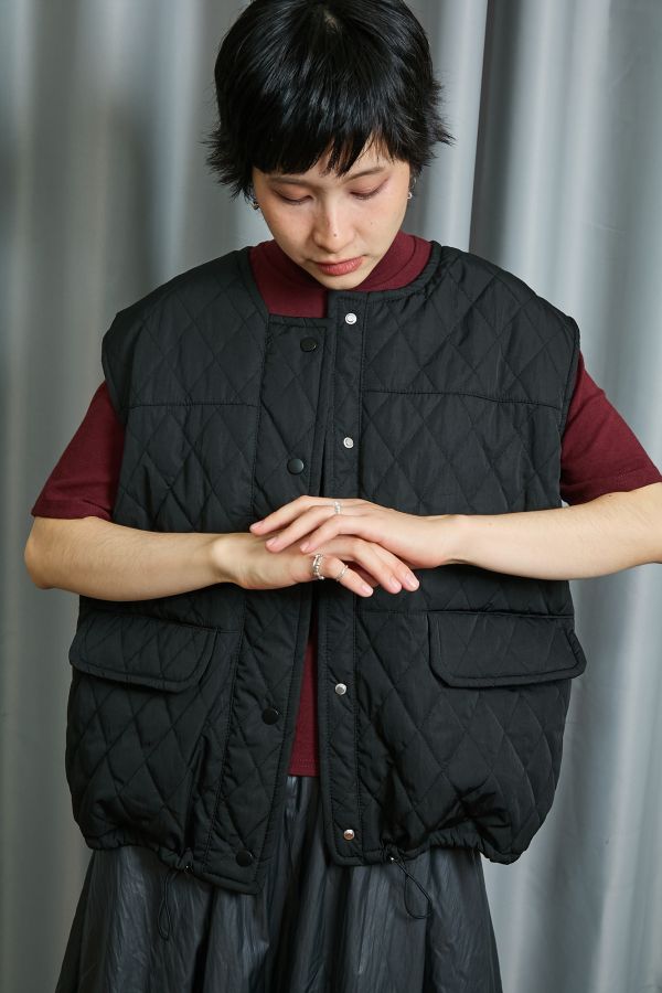 鋪棉菱格壓紋短版寬袖釦下抽繩調節保暖背心(黑色) 
