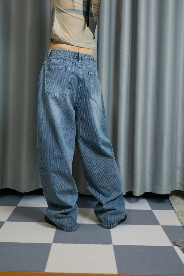 水洗細條紋寬鬆好版型淺色牛仔落地長褲 