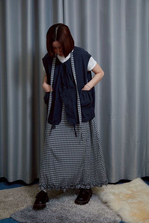 【SALE!7折】皺褶黑白小格紋下擺捲捲花邊無袖長洋裝 