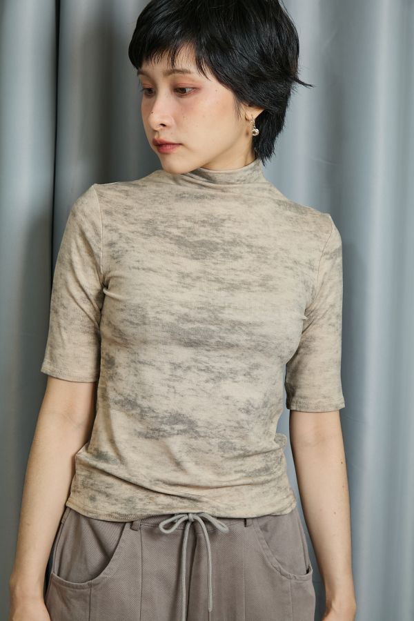 黑灰色水墨感渲染五分短袖微高領上衣(卡其) 