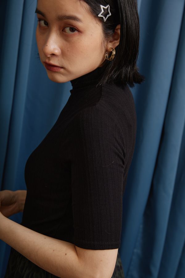 坑條直紋梯形領小高領短袖上衣(三色) 