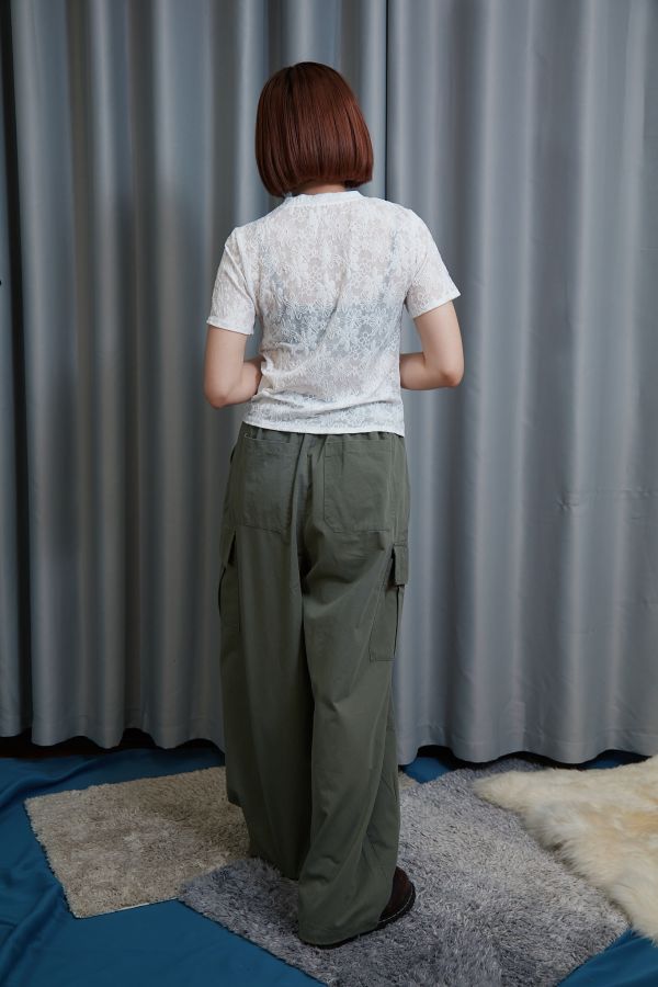 滿版小花花刺繡微透膚小圓領彈力短T(白色) 