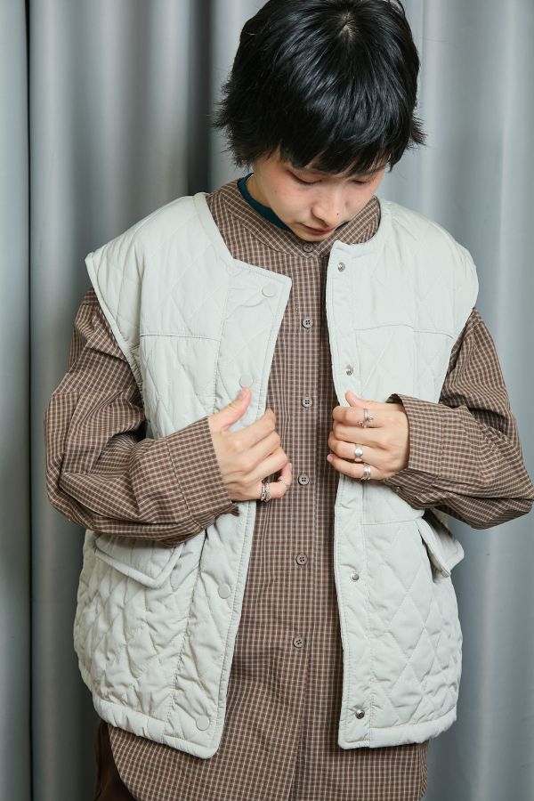 鋪棉菱格壓紋短版寬袖釦下抽繩調節保暖背心(卡其) 