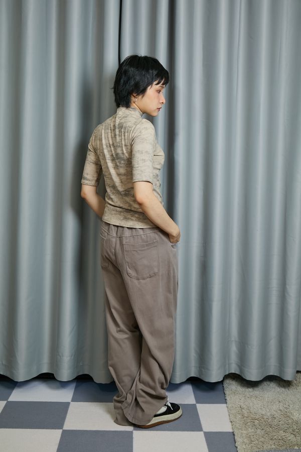 黑灰色水墨感渲染五分短袖微高領上衣(卡其) 