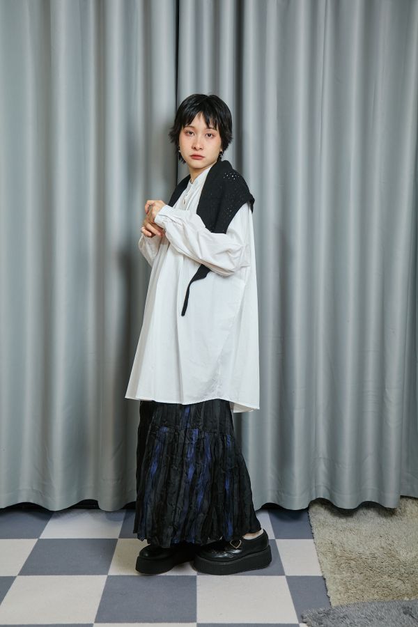 流水線條感變換色彩暈染揉皺感鬆緊9分長裙(黑色) 