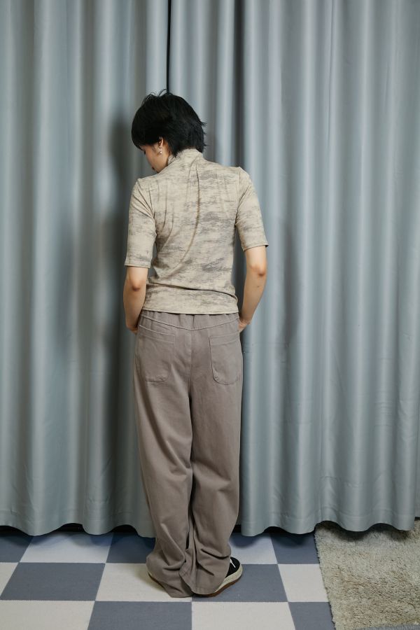 黑灰色水墨感渲染五分短袖微高領上衣(卡其) 