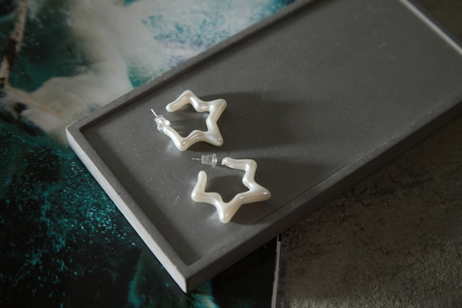 珍珠白光澤海星穿式耳環 