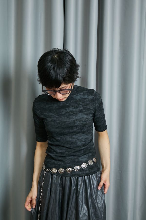 黑灰色水墨感渲染五分短袖微高領上衣(黑色) 