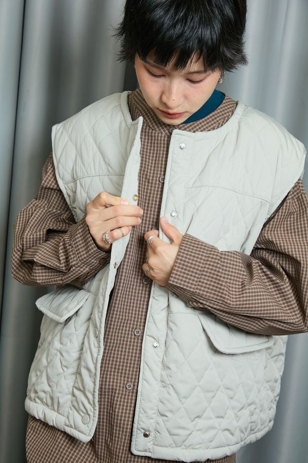 鋪棉菱格壓紋短版寬袖釦下抽繩調節保暖背心(卡其) 