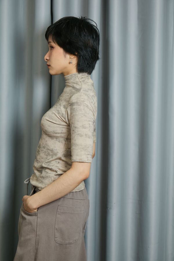 黑灰色水墨感渲染五分短袖微高領上衣(卡其) 