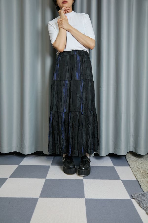流水線條感變換色彩暈染揉皺感鬆緊9分長裙(黑色) 