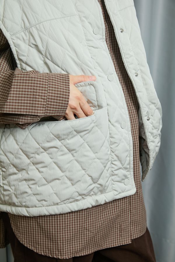 鋪棉菱格壓紋短版寬袖釦下抽繩調節保暖背心(卡其) 