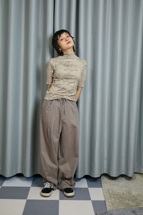 黑灰色水墨感渲染五分短袖微高領上衣(卡其) 