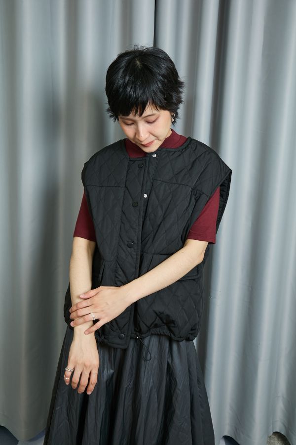 鋪棉菱格壓紋短版寬袖釦下抽繩調節保暖背心(黑色) 