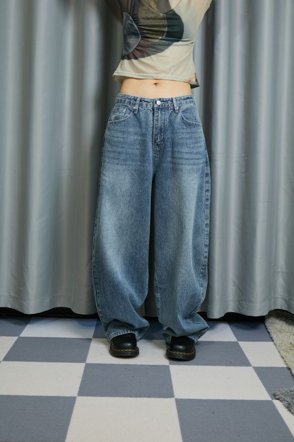 水洗細條紋寬鬆好版型淺色牛仔落地長褲 