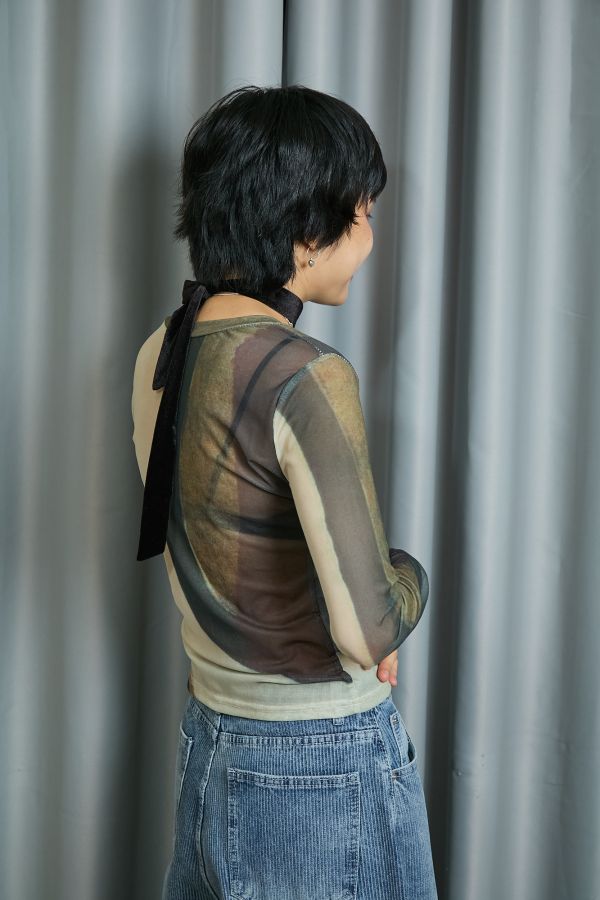 大地色系幾何切割塊狀渲染圓圈車縫圓領網紗上衣 