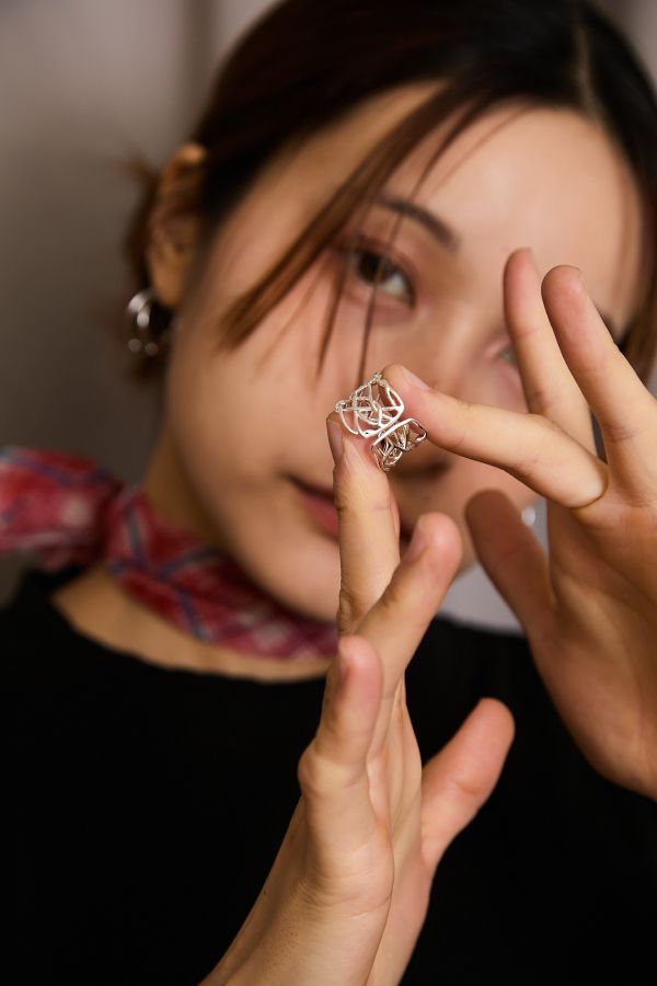 細線編織藤蔓銀色亮面簍空寬版戒指 
