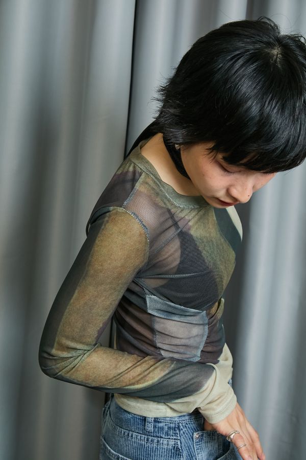 大地色系幾何切割塊狀渲染圓圈車縫圓領網紗上衣 