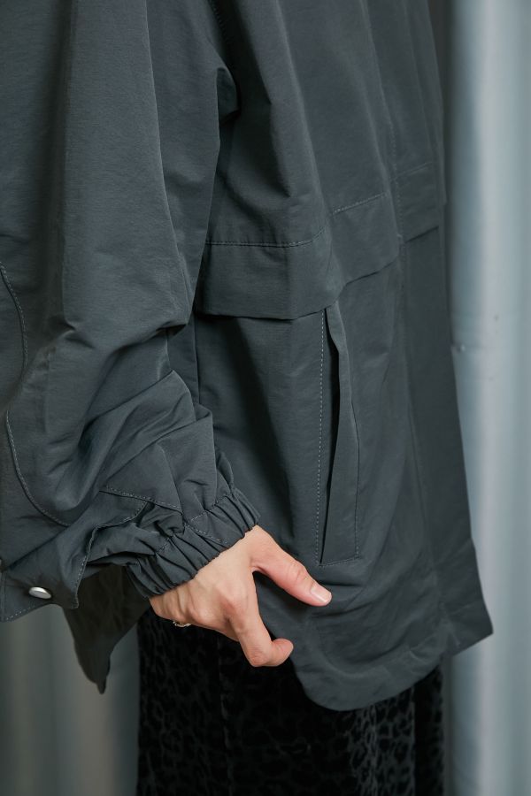 隱形大口袋抽繩抓皺立領寬鬆大件俐落防風大外套 