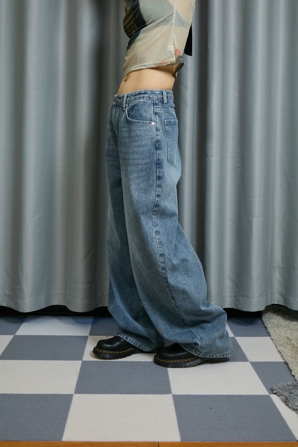 水洗細條紋寬鬆好版型淺色牛仔落地長褲 