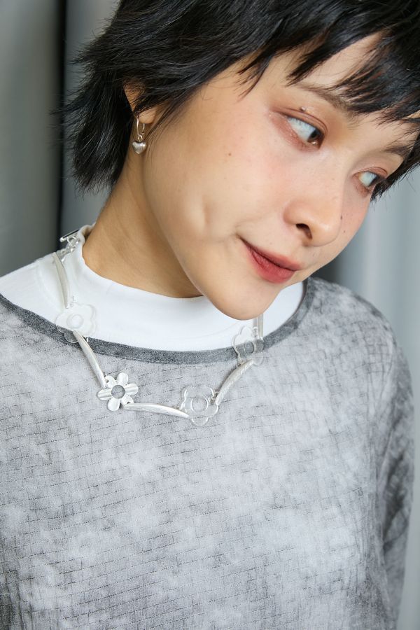 銀色髮絲紋路霧面金屬拼接透明花花項鍊 