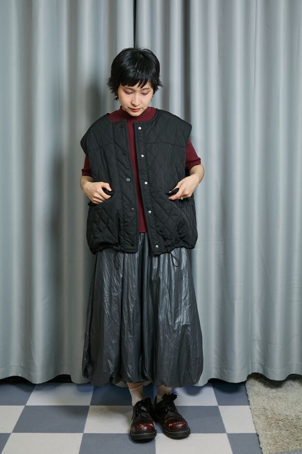 鋪棉菱格壓紋短版寬袖釦下抽繩調節保暖背心(黑色) 