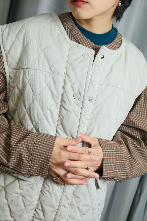 鋪棉菱格壓紋短版寬袖釦下抽繩調節保暖背心(卡其) 