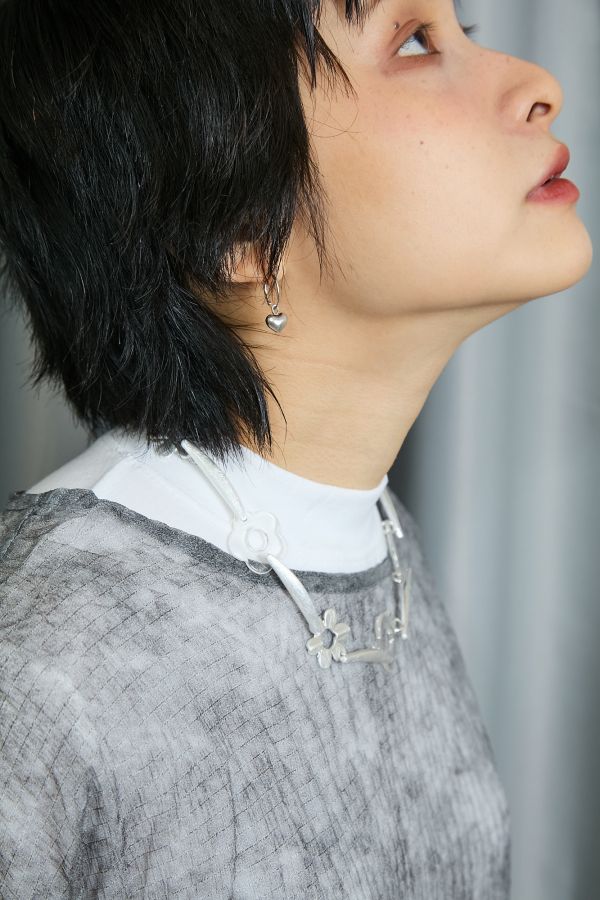 銀色髮絲紋路霧面金屬拼接透明花花項鍊 