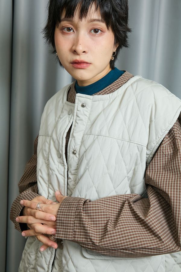 鋪棉菱格壓紋短版寬袖釦下抽繩調節保暖背心(卡其) 