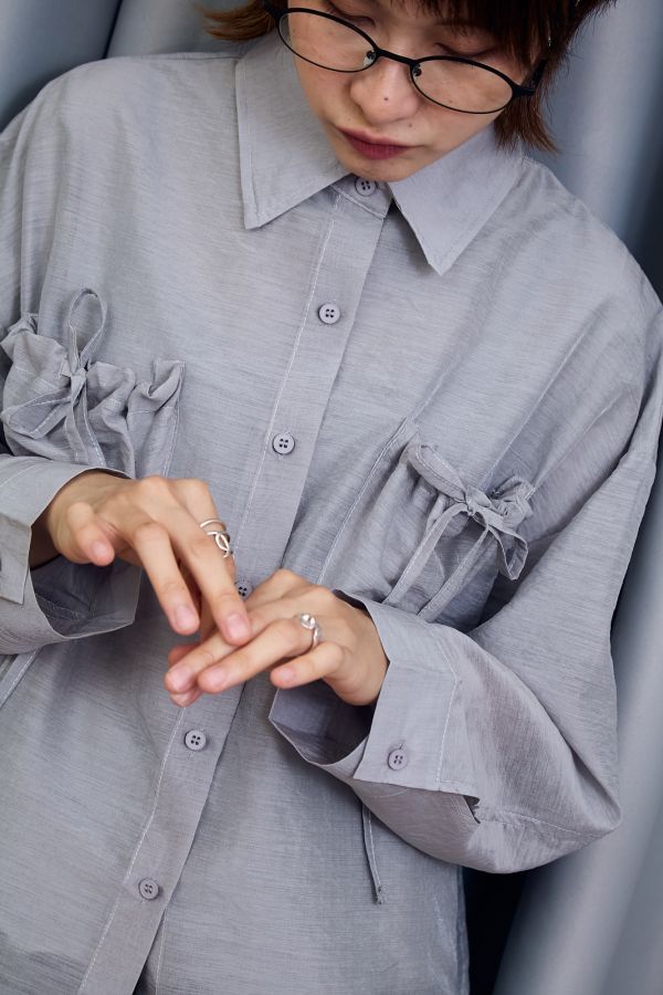 反射珠光澤感抽皺立體蝴蝶結綁帶口袋寬鬆襯衫(灰色) 