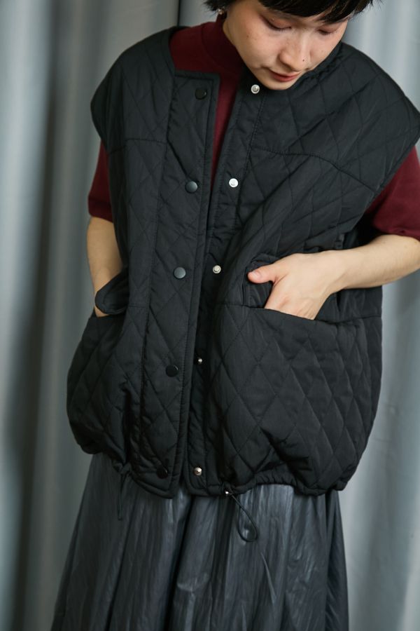 鋪棉菱格壓紋短版寬袖釦下抽繩調節保暖背心(黑色) 