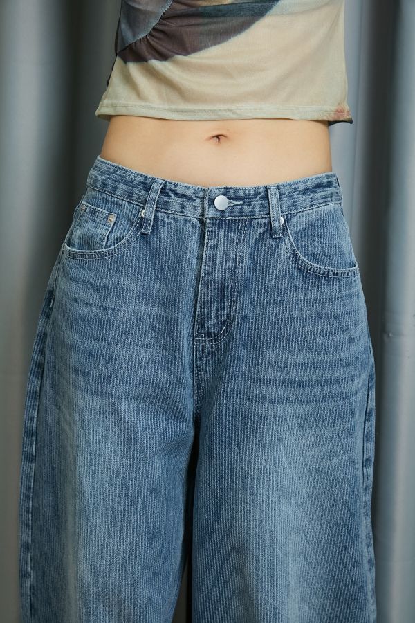 水洗細條紋寬鬆好版型淺色牛仔落地長褲 