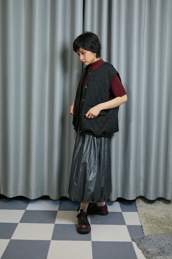 鋪棉菱格壓紋短版寬袖釦下抽繩調節保暖背心(黑色) 