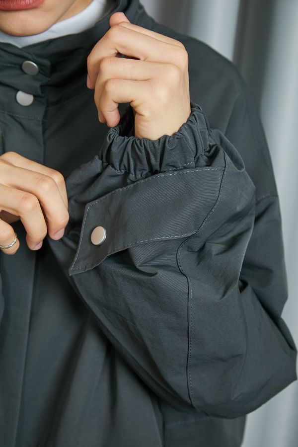 隱形大口袋抽繩抓皺立領寬鬆大件俐落防風大外套 