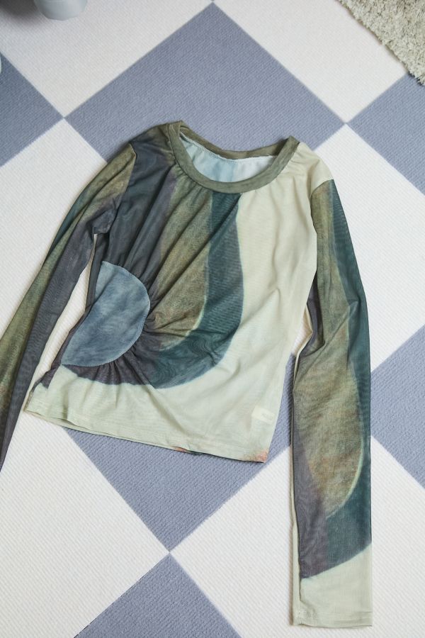 大地色系幾何切割塊狀渲染圓圈車縫圓領網紗上衣 