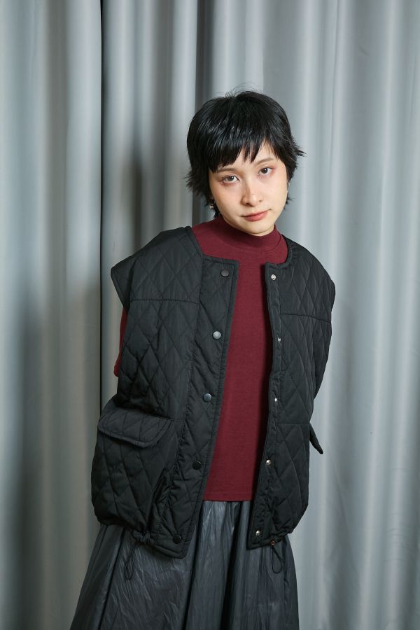 鋪棉菱格壓紋短版寬袖釦下抽繩調節保暖背心(黑色) 