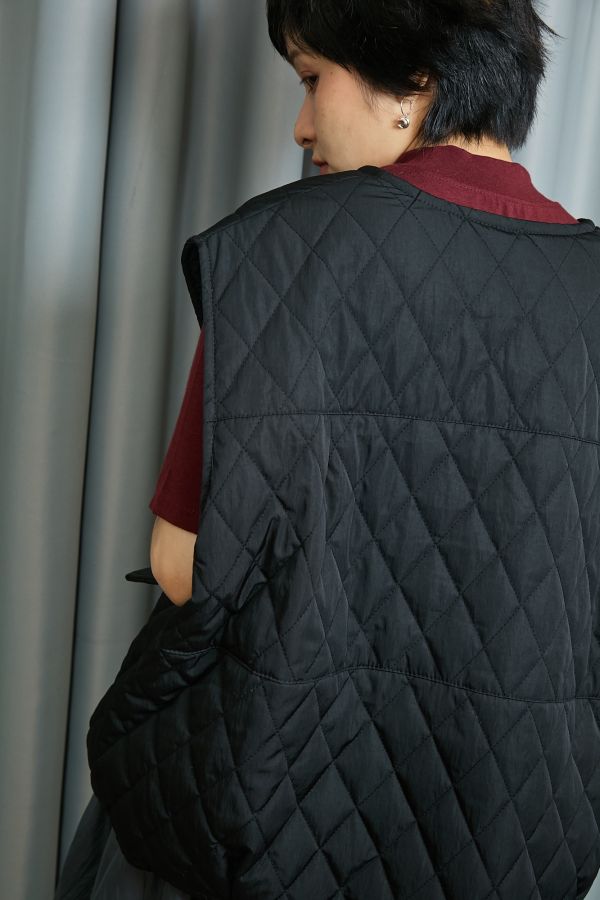 鋪棉菱格壓紋短版寬袖釦下抽繩調節保暖背心(黑色) 