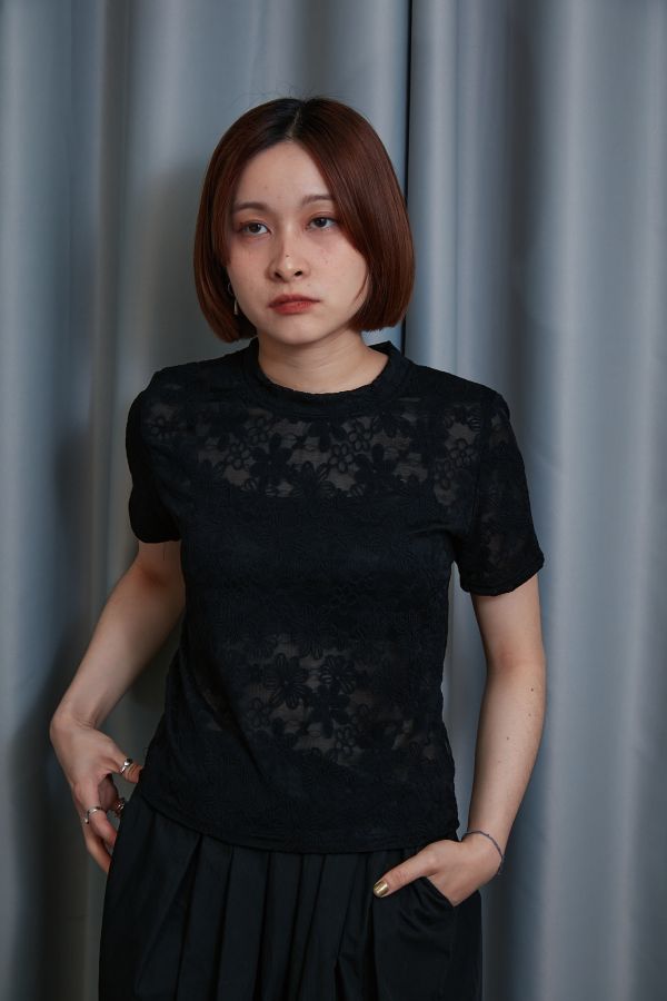 滿版小花花刺繡微透膚小圓領彈力短T(黑色) 
