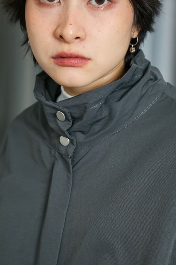 隱形大口袋抽繩抓皺立領寬鬆大件俐落防風大外套 