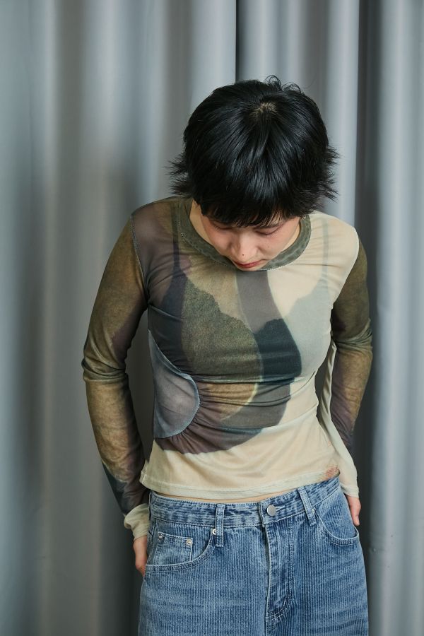 大地色系幾何切割塊狀渲染圓圈車縫圓領網紗上衣 