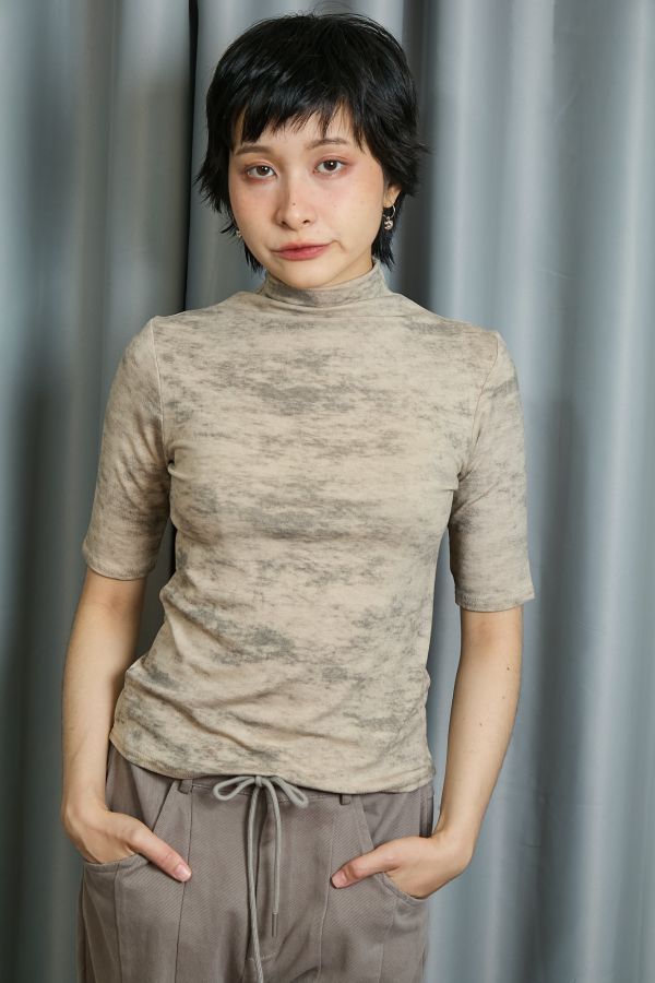 黑灰色水墨感渲染五分短袖微高領上衣(卡其) 