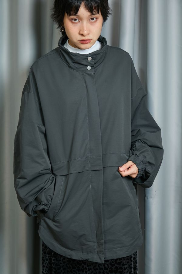 隱形大口袋抽繩抓皺立領寬鬆大件俐落防風大外套 