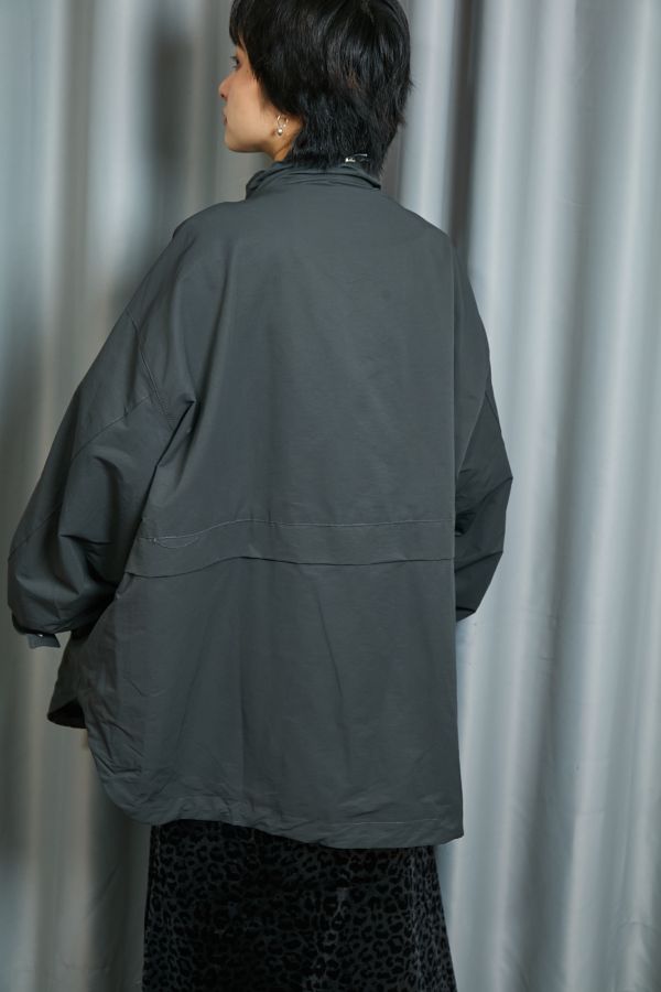 隱形大口袋抽繩抓皺立領寬鬆大件俐落防風大外套 