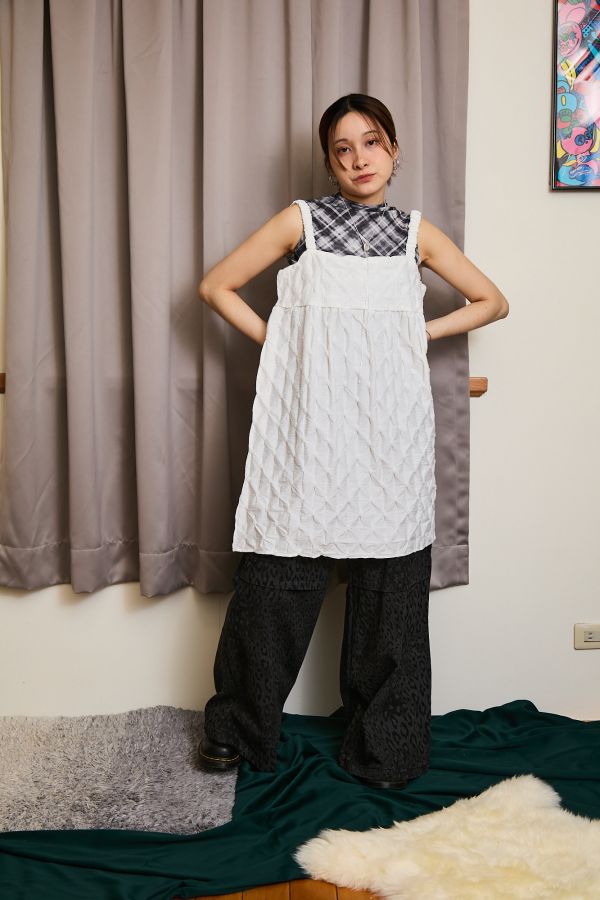 點點壓紋抓褶捲捲背帶抓澎細肩長背心(白色) 