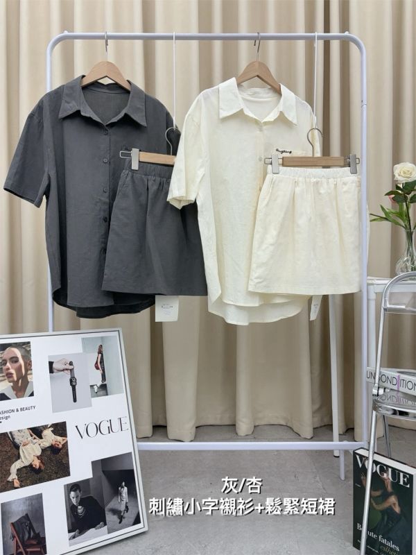 刺繡小字襯衫+鬆緊短裙 