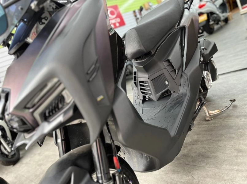 六姐的店※【KOMAX】SYM MMBCU曼巴 - 立體碳纖維散熱胸蓋曼巴胸蓋.曼巴 .黑曼巴引擎導風胸蓋(非手工切割) 