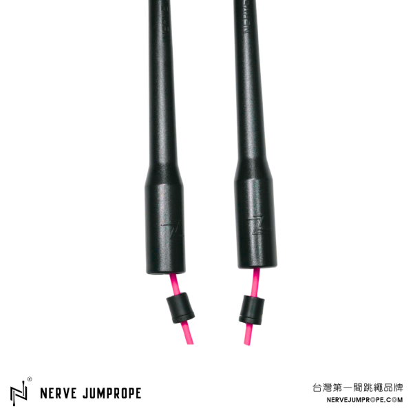 NERVE PVC速度跳繩 - 武士黑(長把) 1.重量較輕
2.快速迴旋
3.工學握把
4.卡扣鐵片、設計不易捲繩
5.適合較進階繩人

跳繩、節拍繩、膠繩、運動跳繩、燃脂、跳繩運動、快速燃脂、跳繩健身、健身、有氧運動、有氧、有氧跳繩