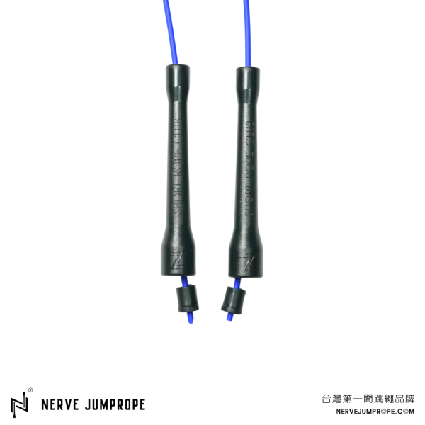 NERVE PVC速度跳繩 - 武士黑(短把) 1.重量較輕
2.快速迴旋
3.工學握把
4.卡扣鐵片、設計不易捲繩
5.適合較進階繩人

跳繩、節拍繩、膠繩、運動跳繩、燃脂、跳繩運動、快速燃脂、跳繩健身、健身、有氧運動、有氧、有氧跳繩